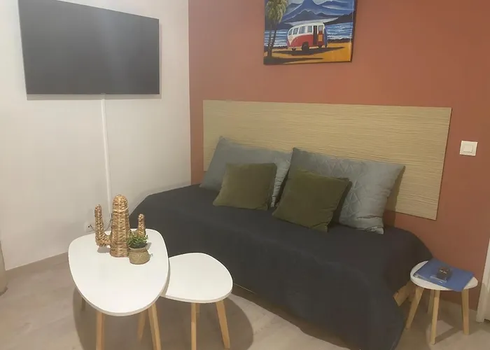 4 Personnes Rue De La *