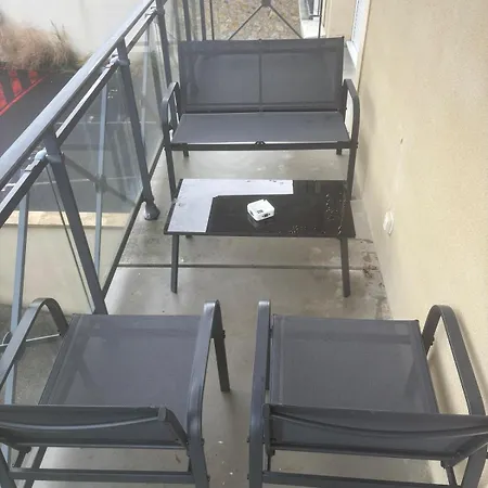 4 Personnes Rue De La